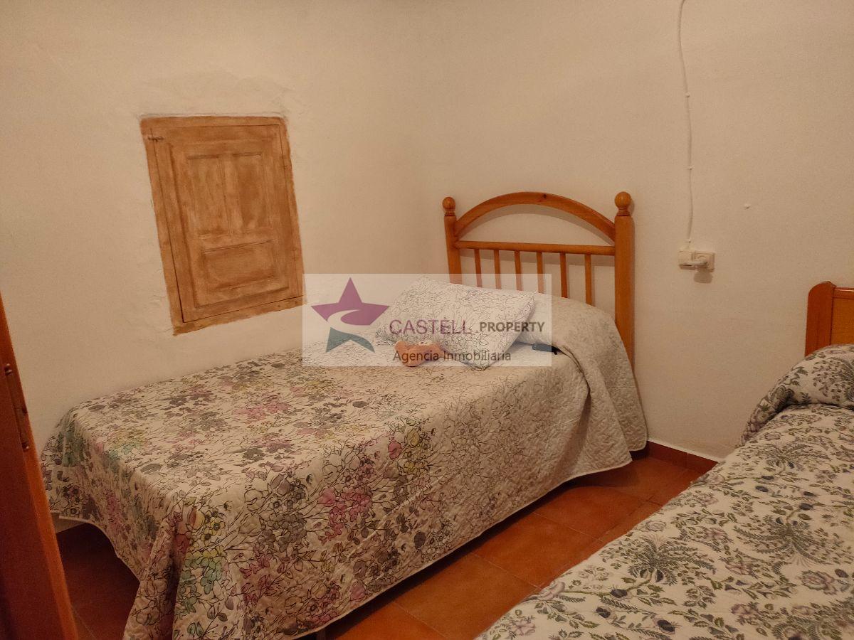 For sale of house in Algueña