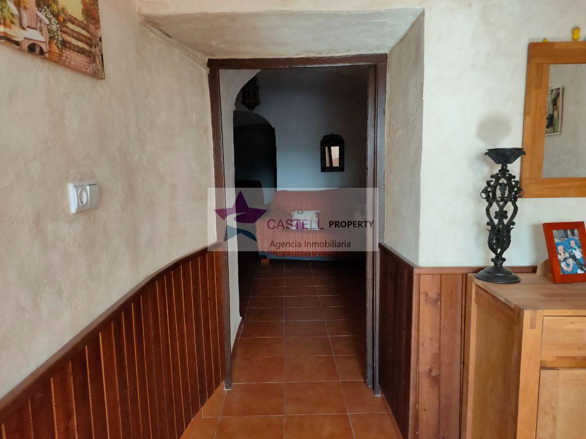 For sale of house in Algueña