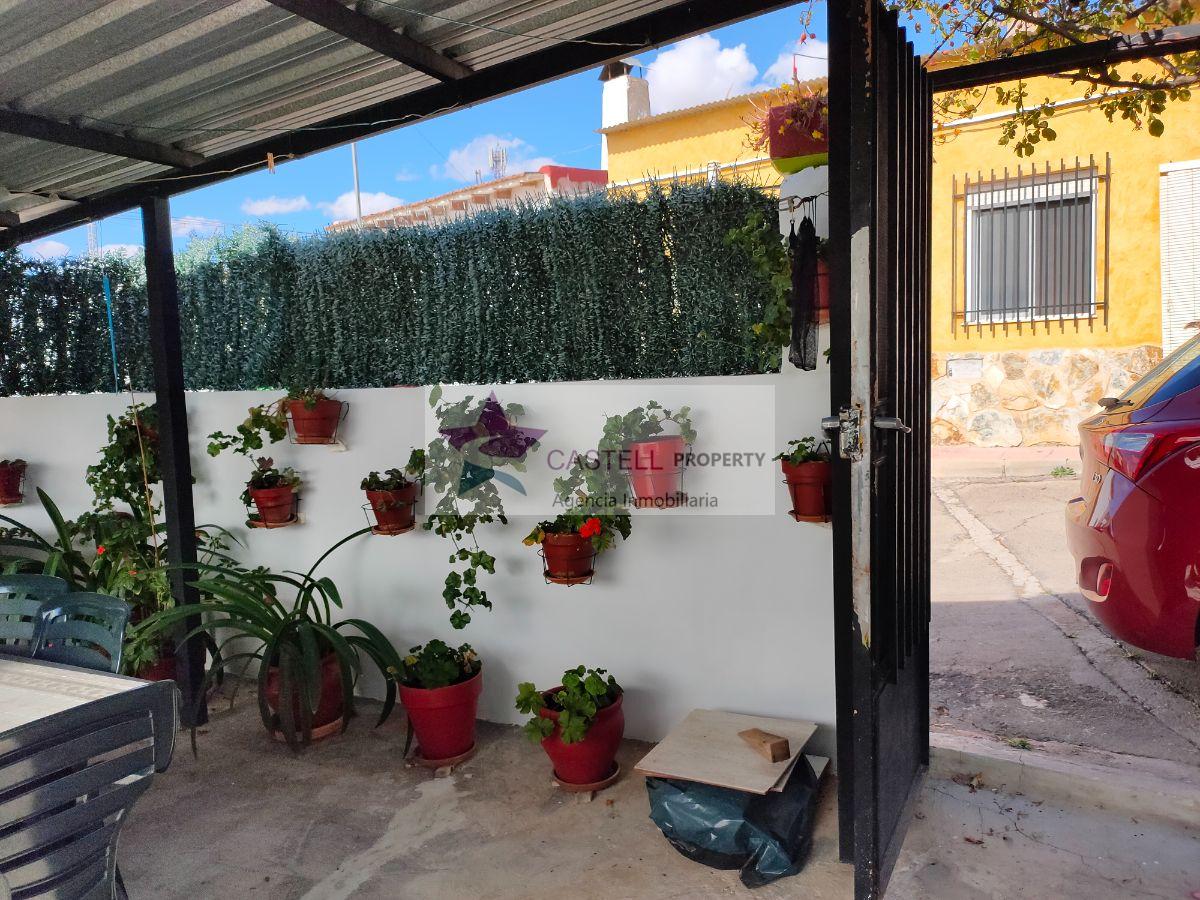 For sale of house in Algueña