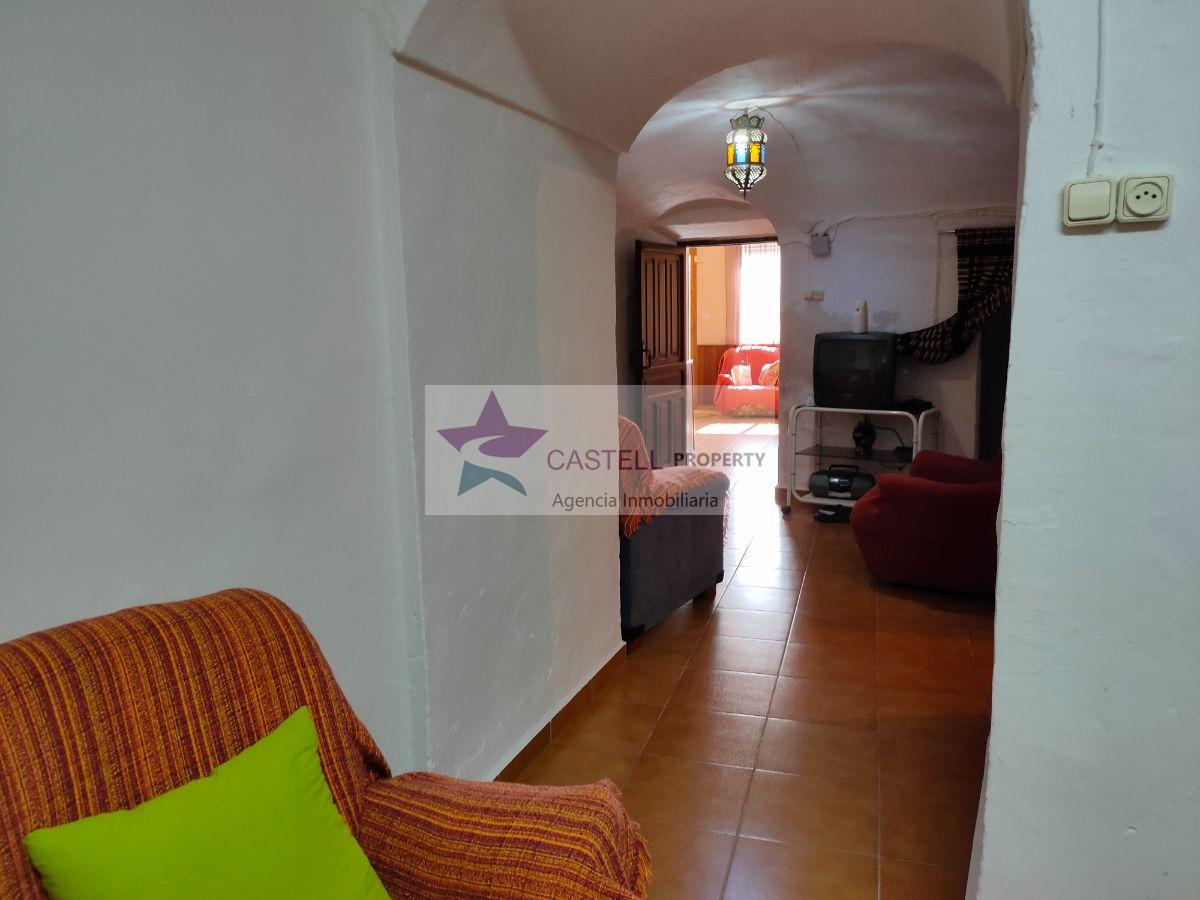 For sale of house in Algueña