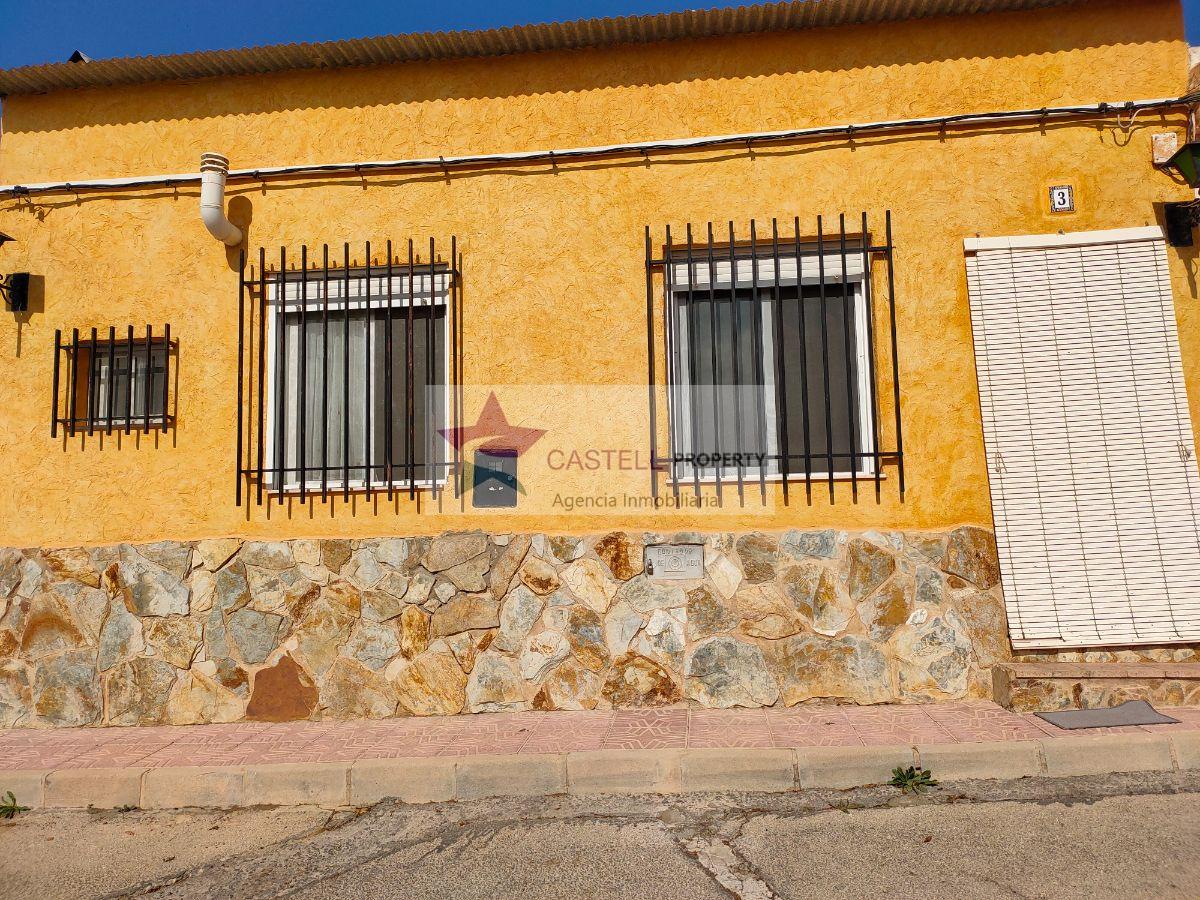 For sale of house in Algueña