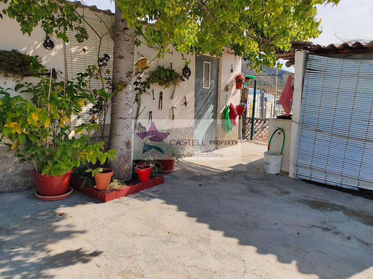 For sale of house in Algueña