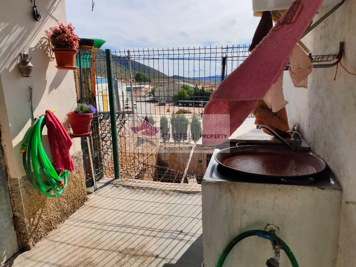 For sale of house in Algueña