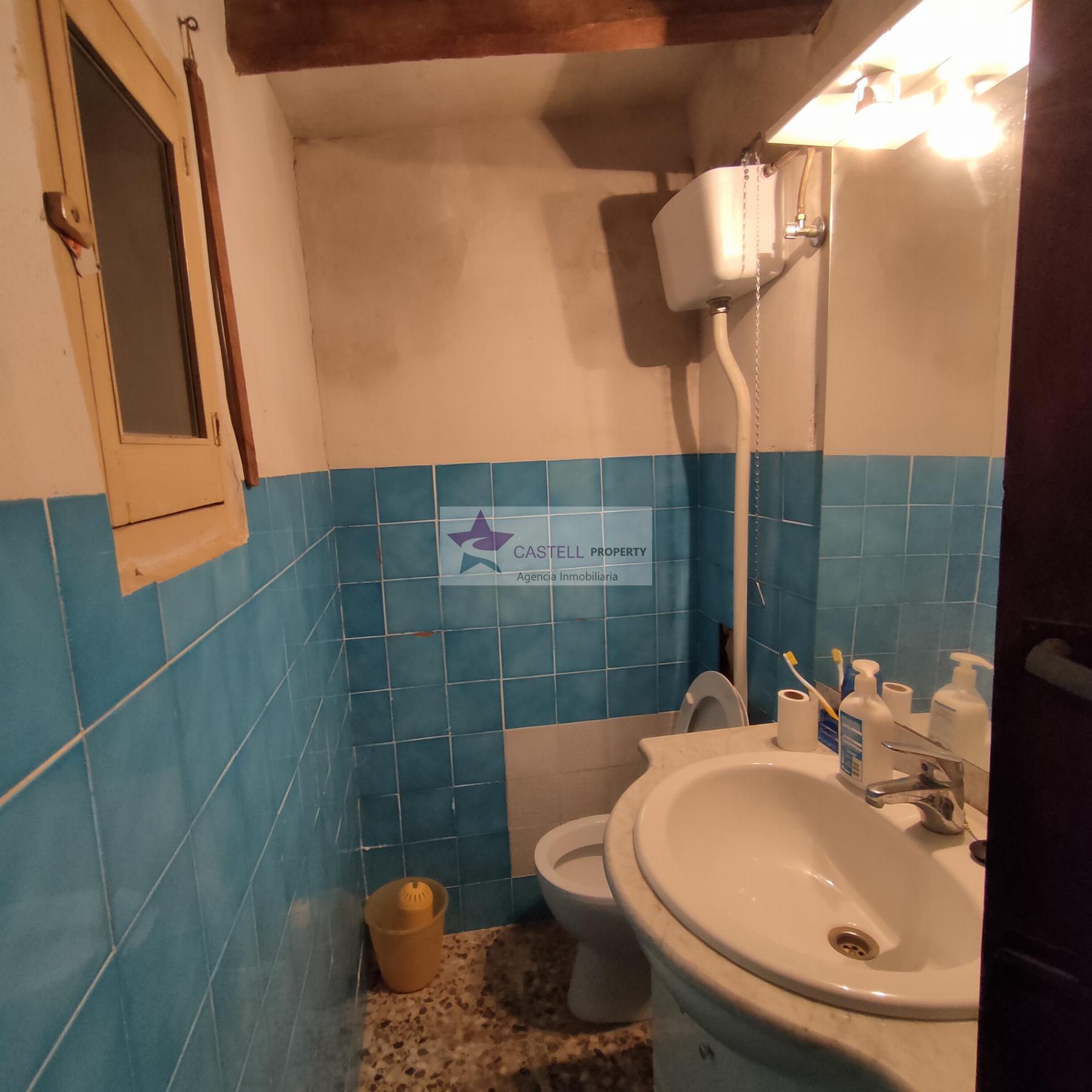 For sale of house in Algueña