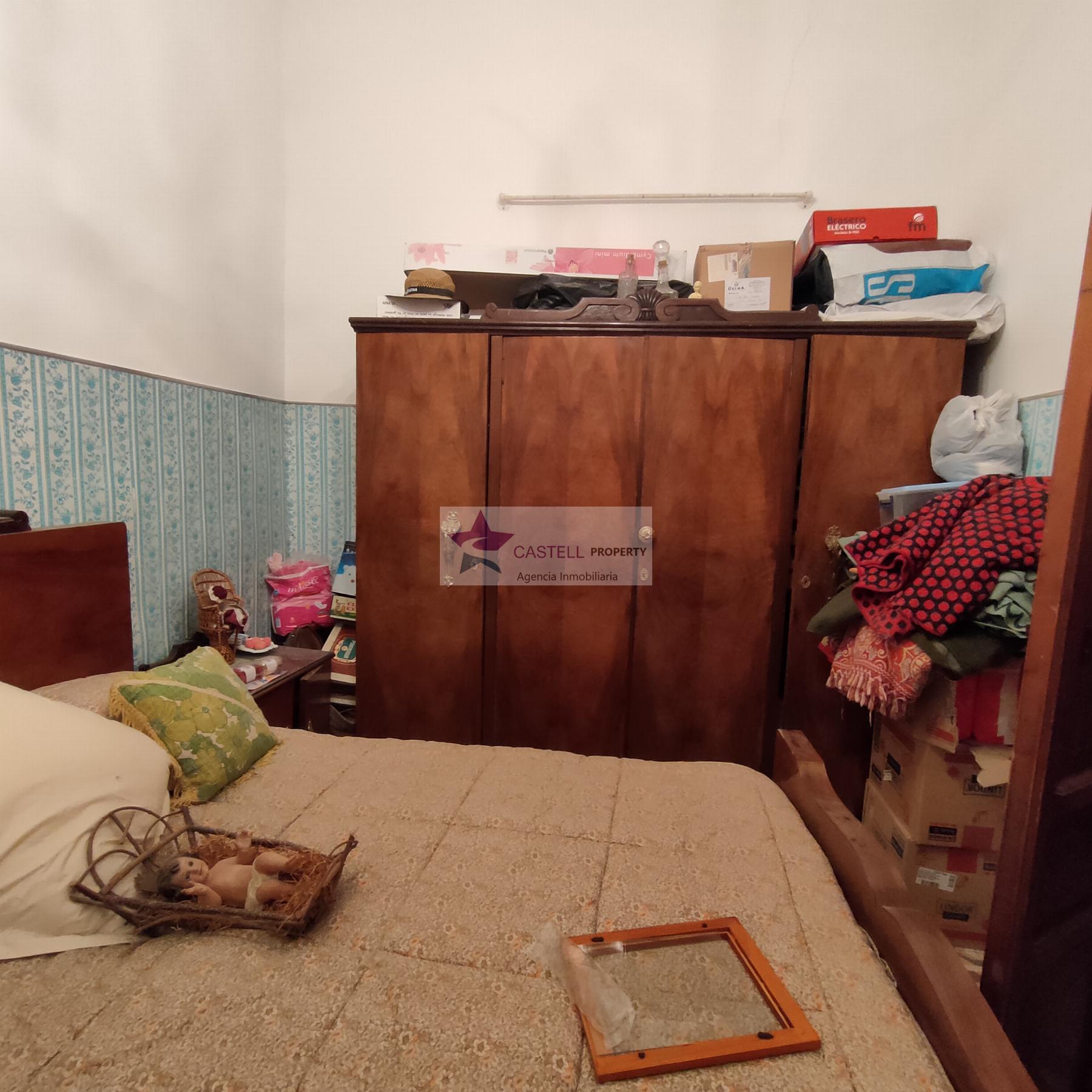 For sale of house in Algueña