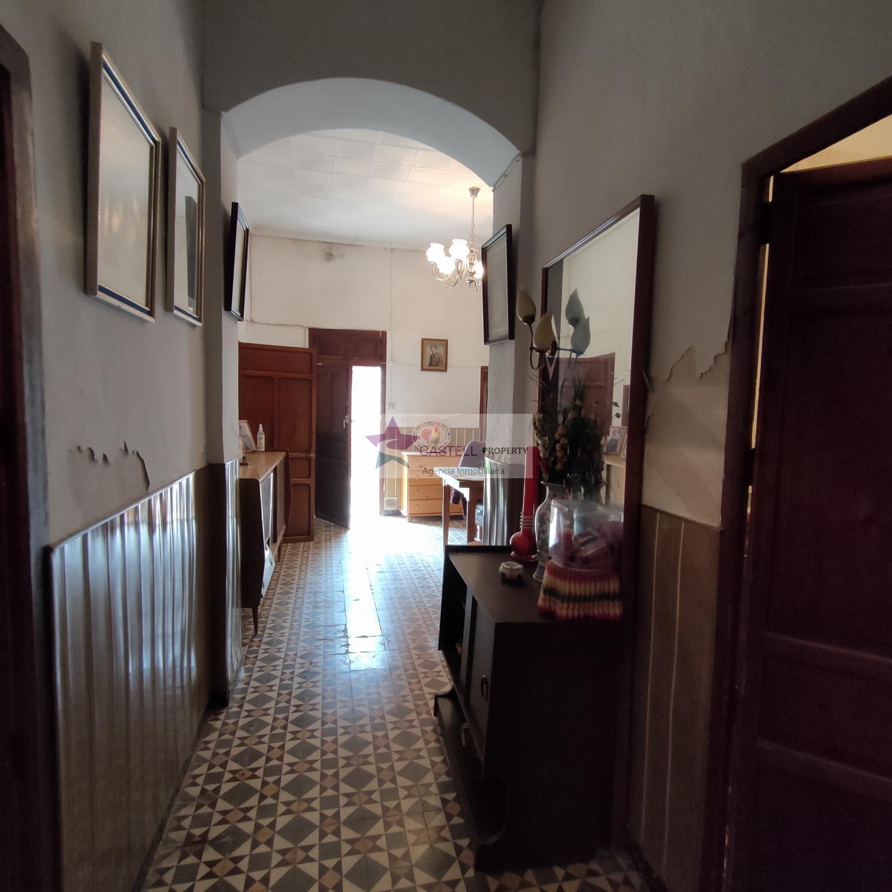 For sale of house in Algueña