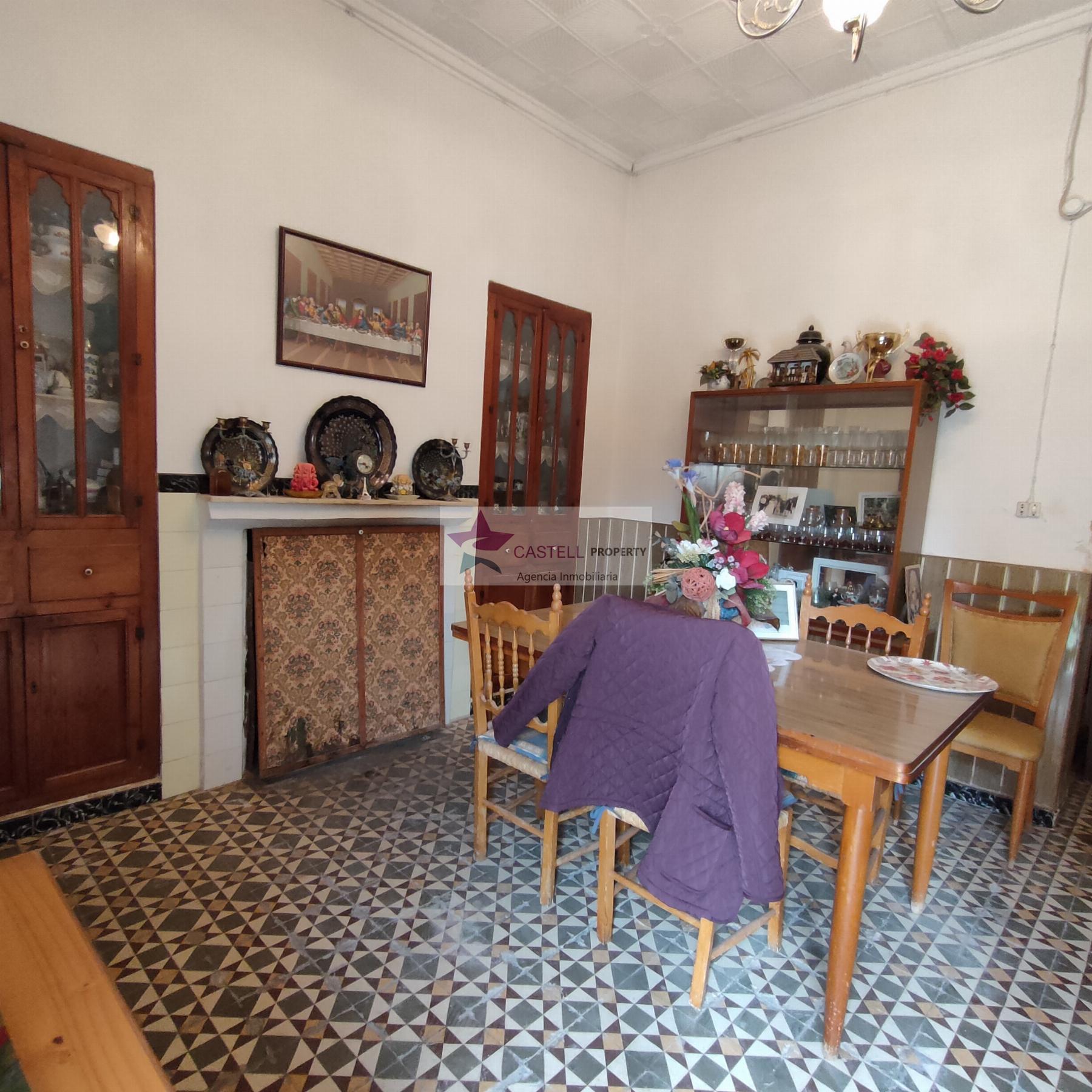 For sale of house in Algueña