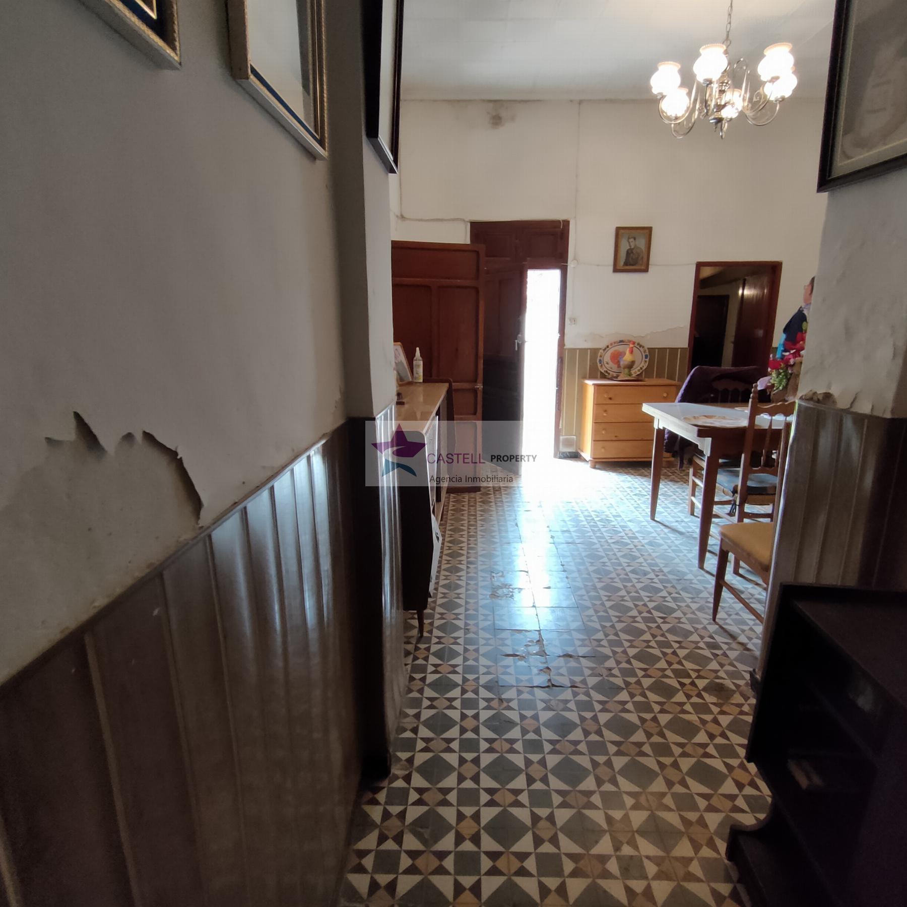 For sale of house in Algueña