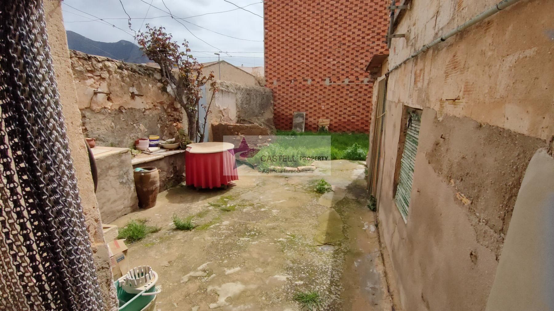 For sale of house in Algueña