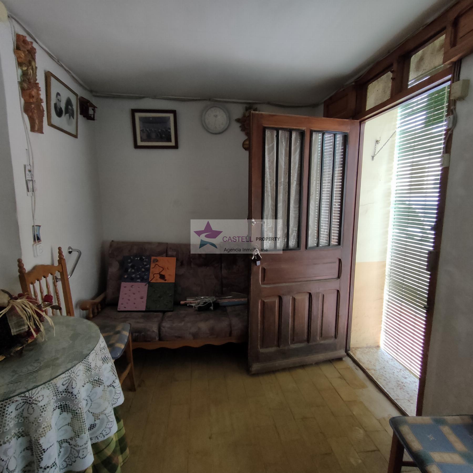 For sale of house in Algueña