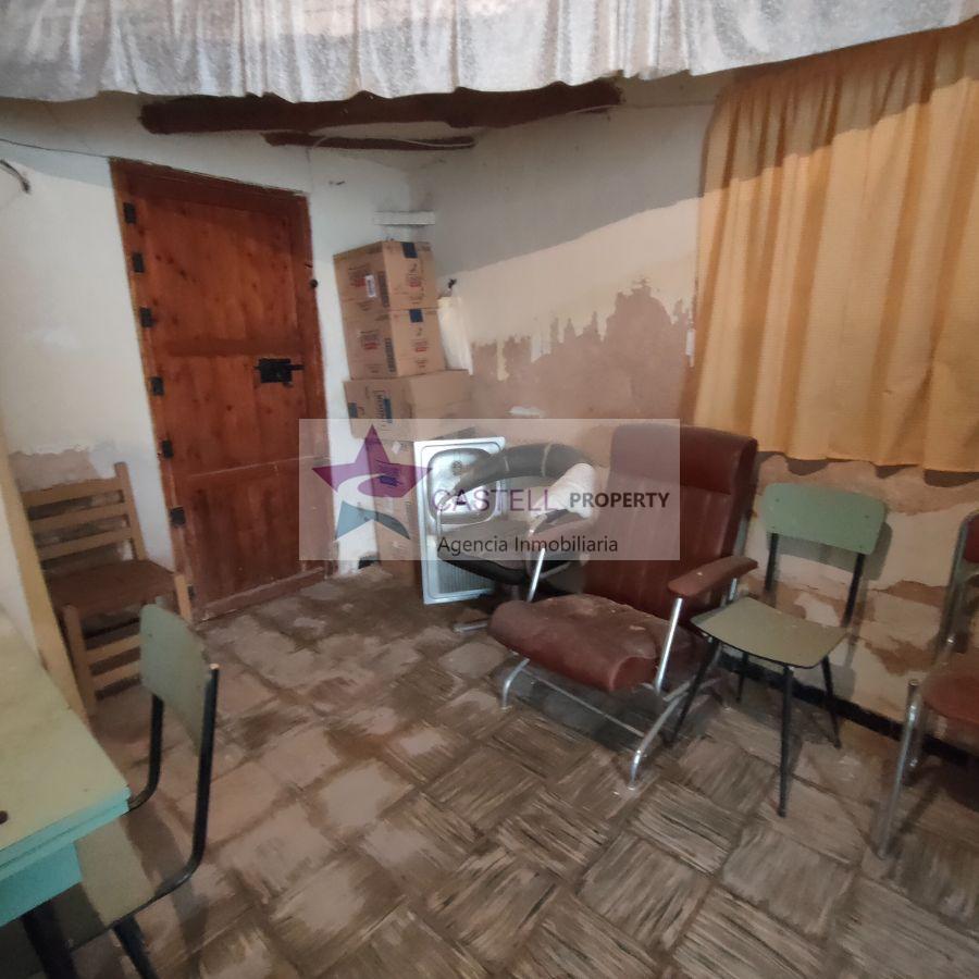 For sale of house in Algueña