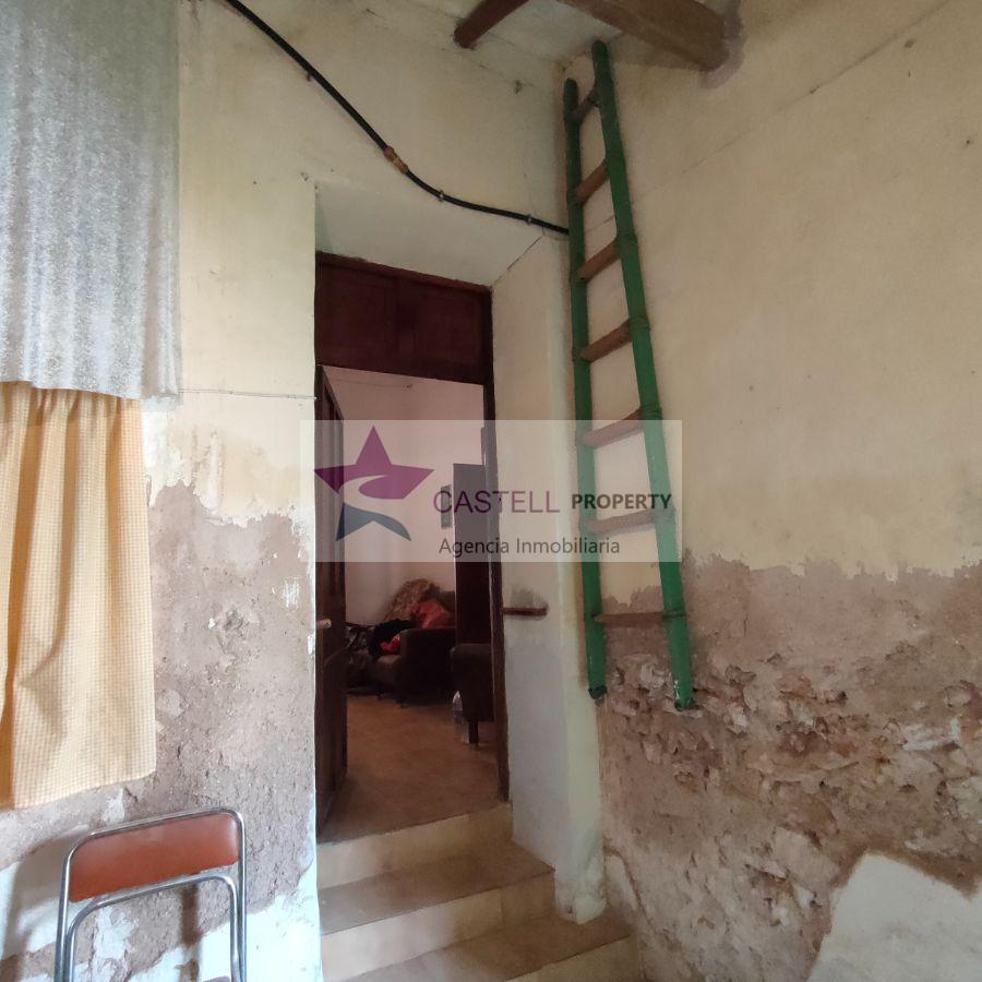 For sale of house in Algueña