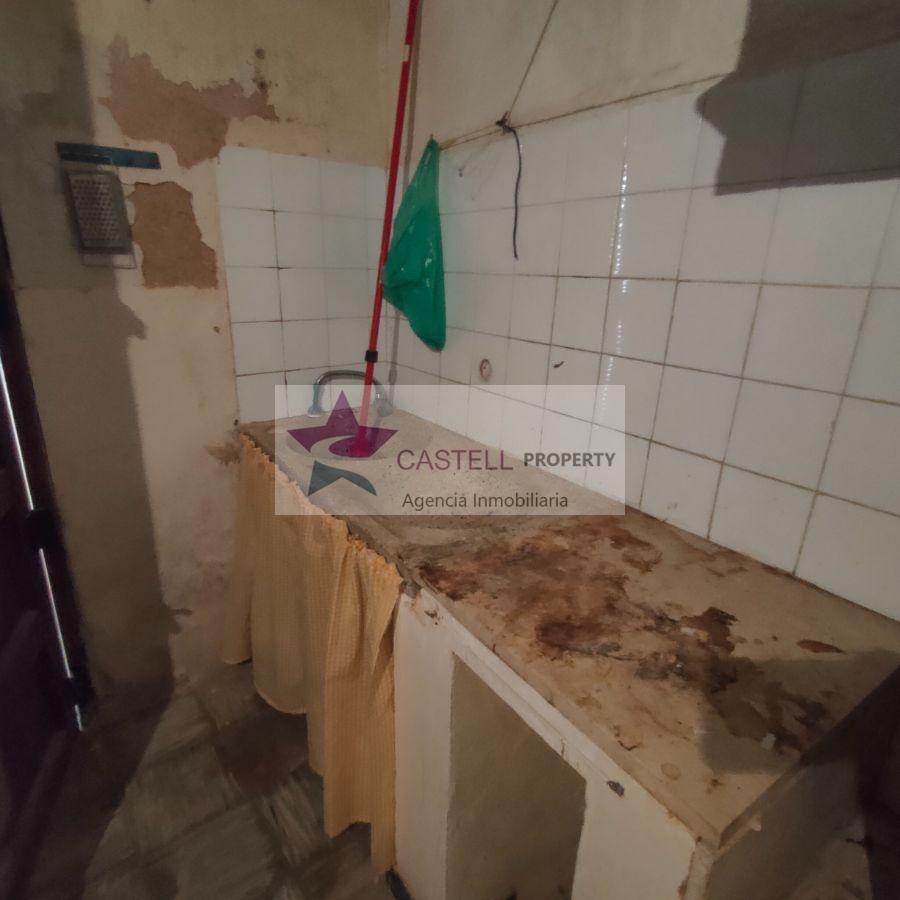 For sale of house in Algueña