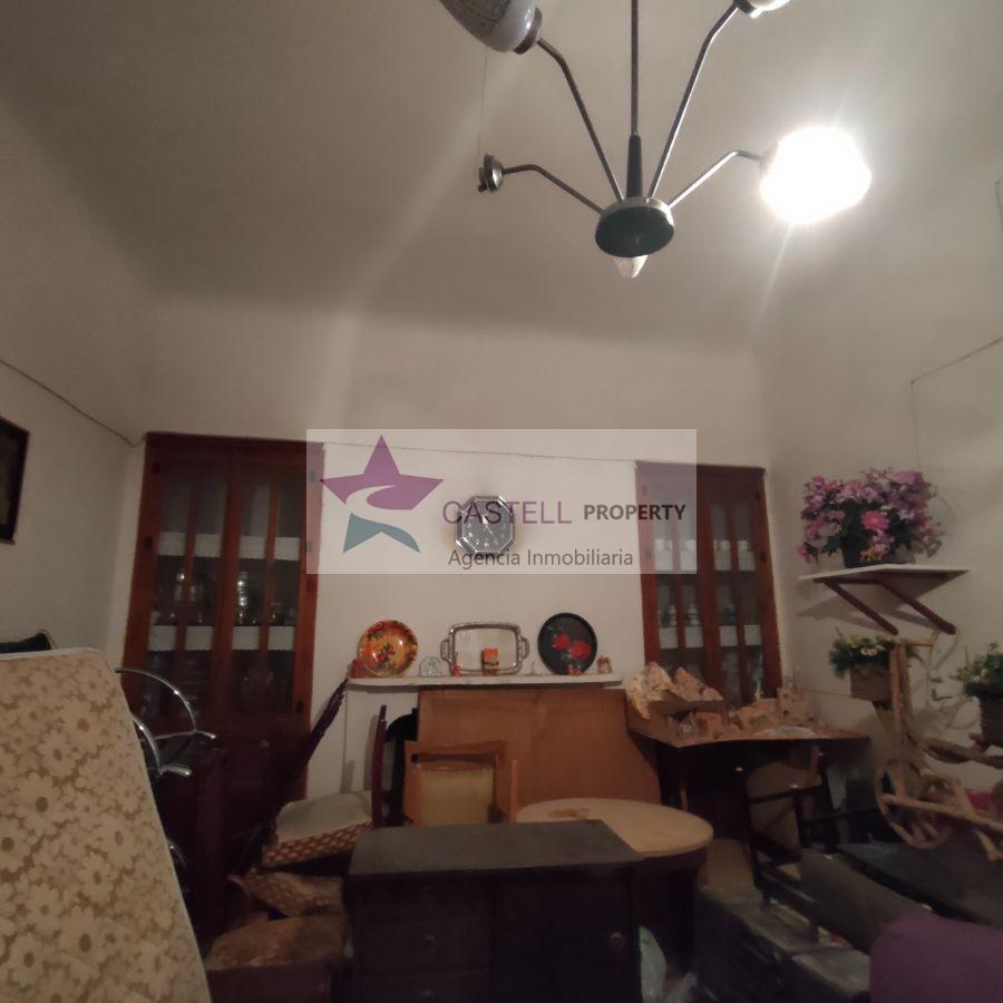 For sale of house in Algueña