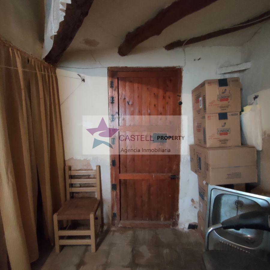 For sale of house in Algueña