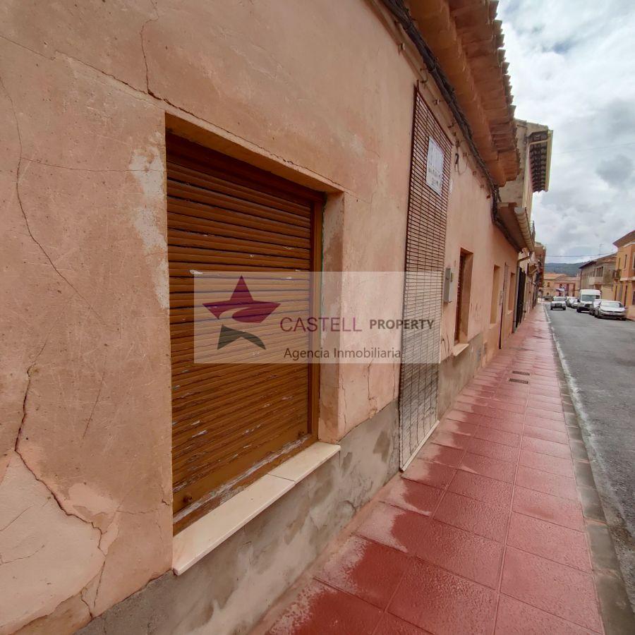 For sale of house in Algueña