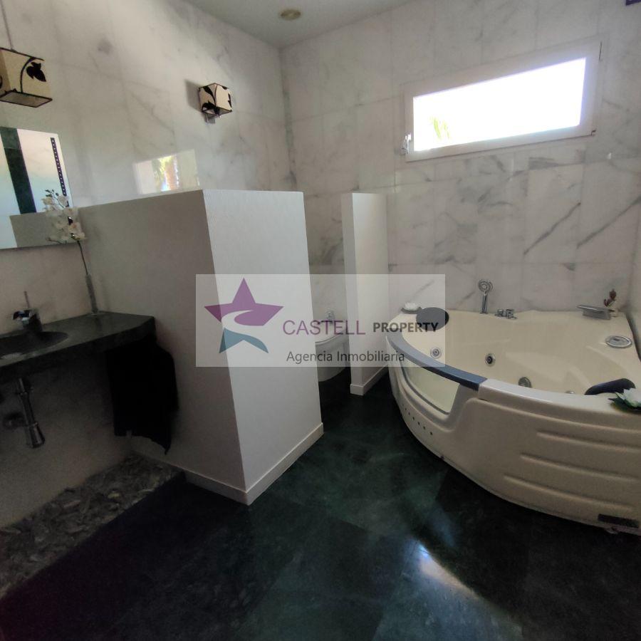For sale of chalet in Novelda