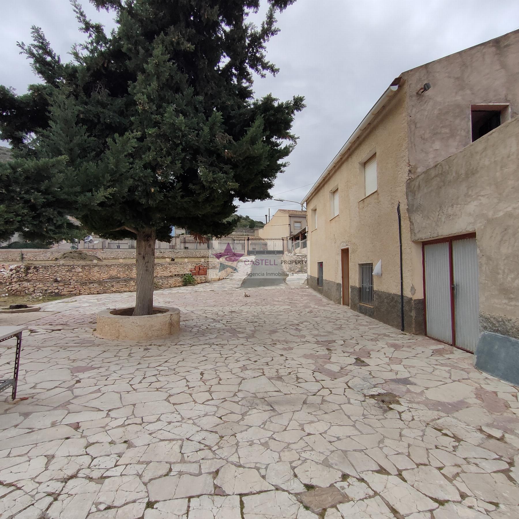 For sale of house in Algueña