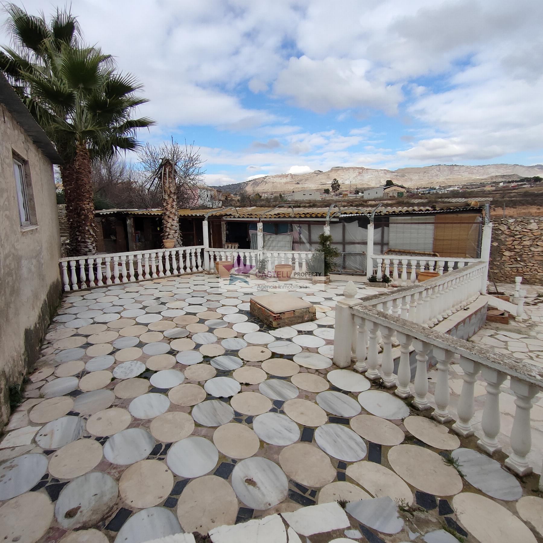 For sale of house in Algueña