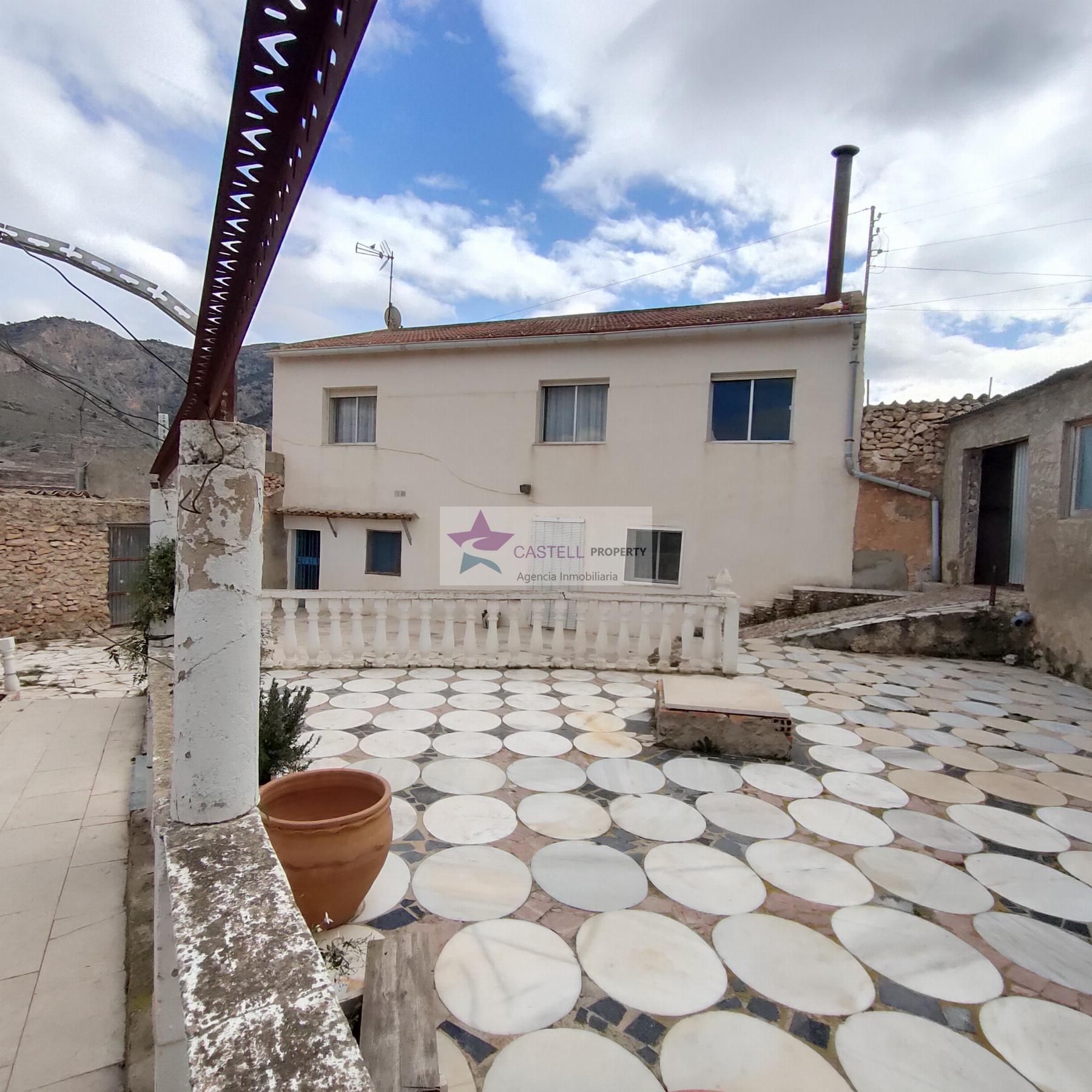 For sale of house in Algueña