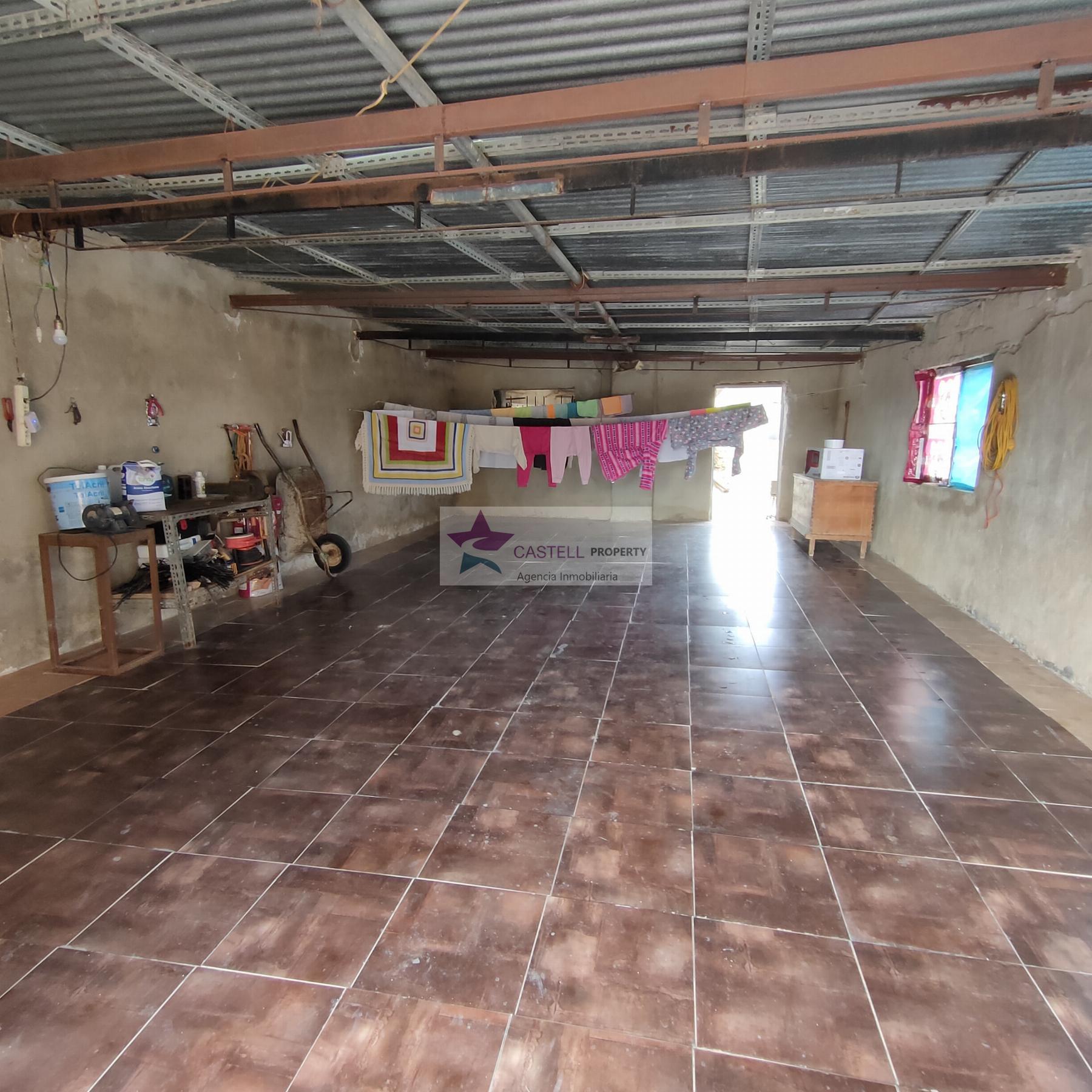 For sale of house in Algueña