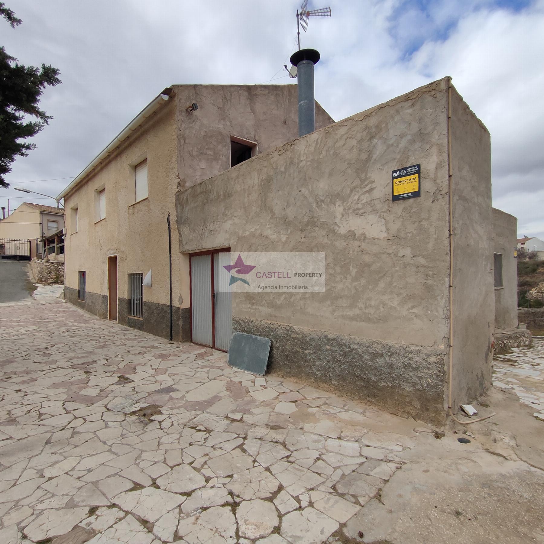 For sale of house in Algueña