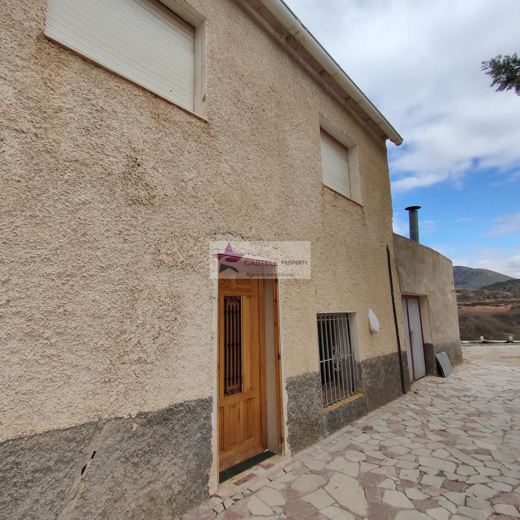 For sale of house in Algueña