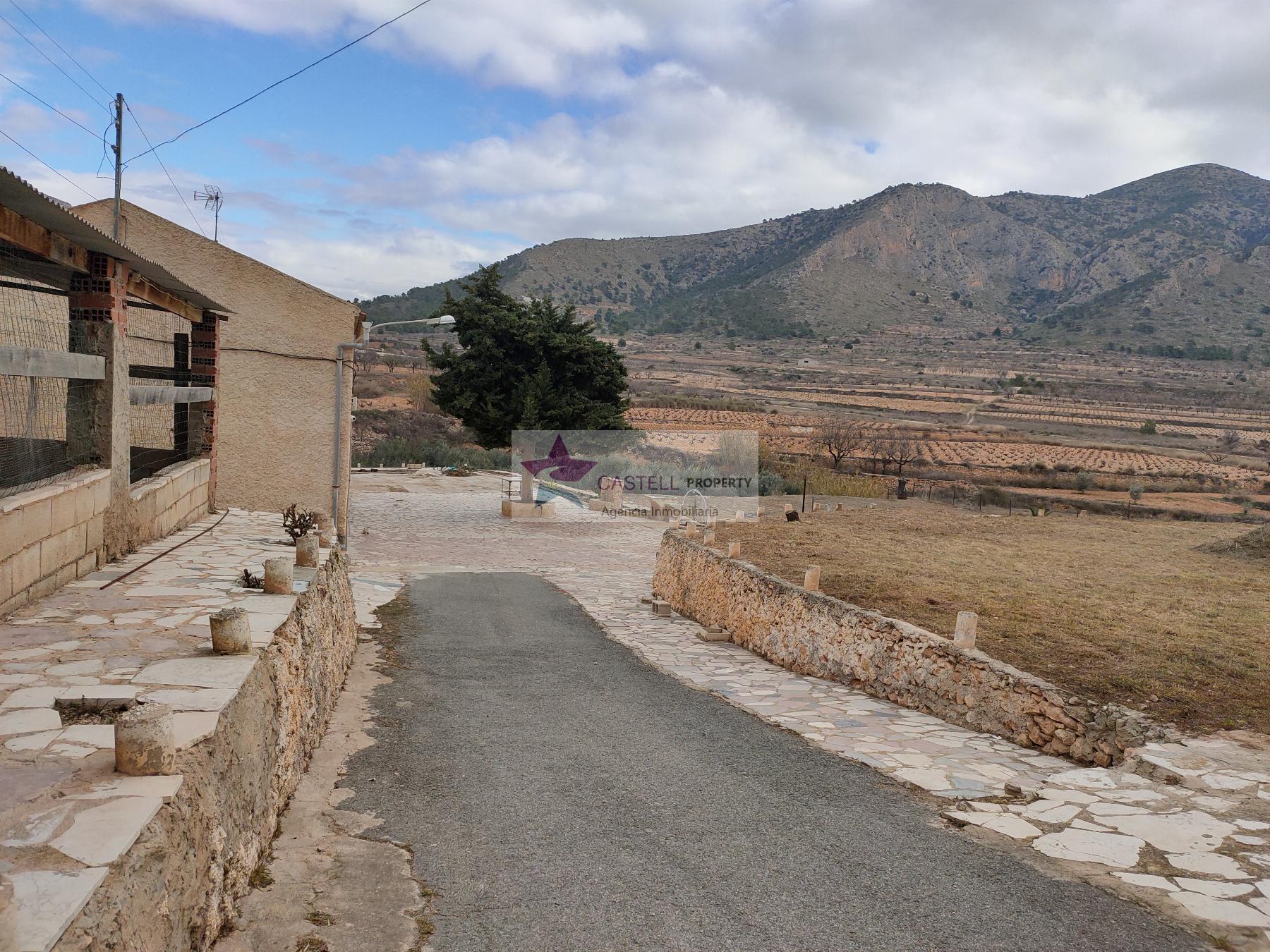 For sale of house in Algueña