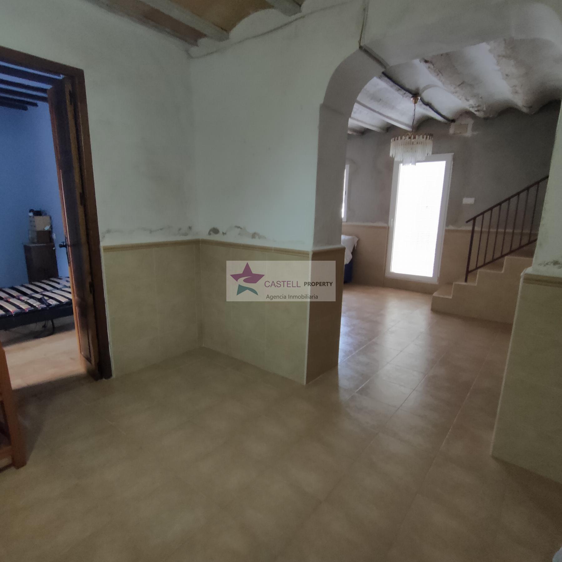 For sale of house in Algueña