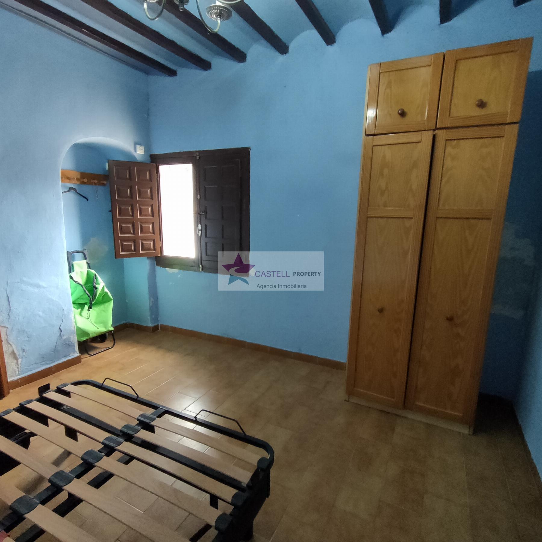 For sale of house in Algueña