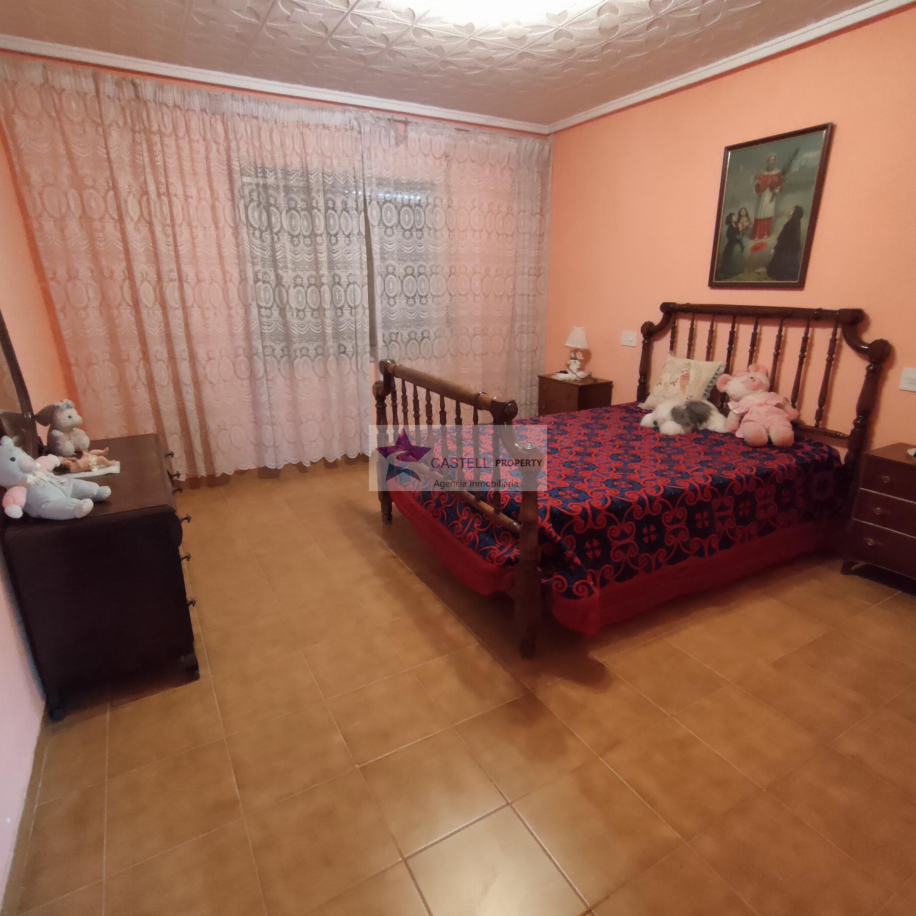 For sale of house in Algueña