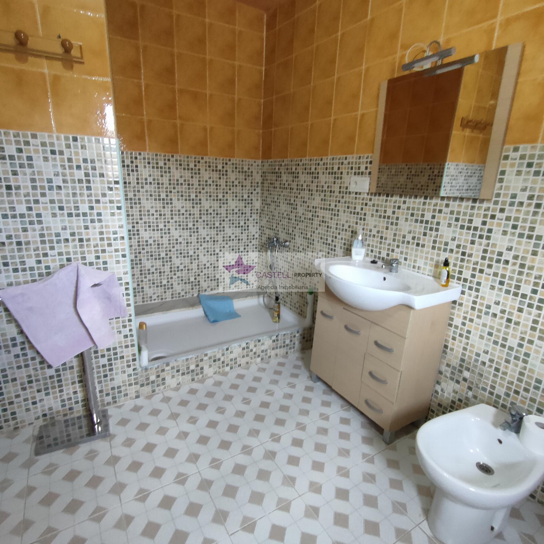 For sale of house in Algueña