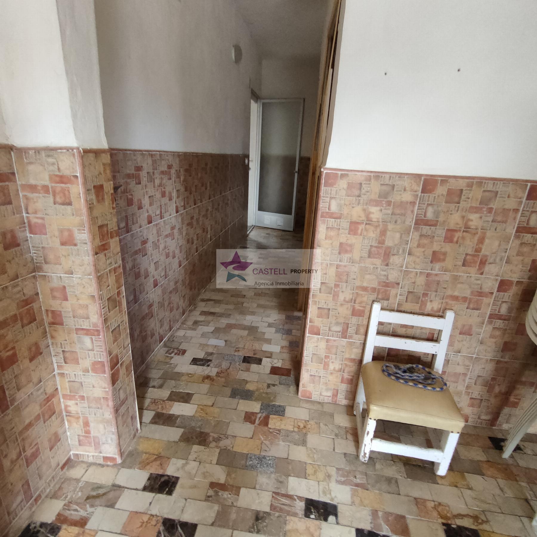 For sale of house in Algueña