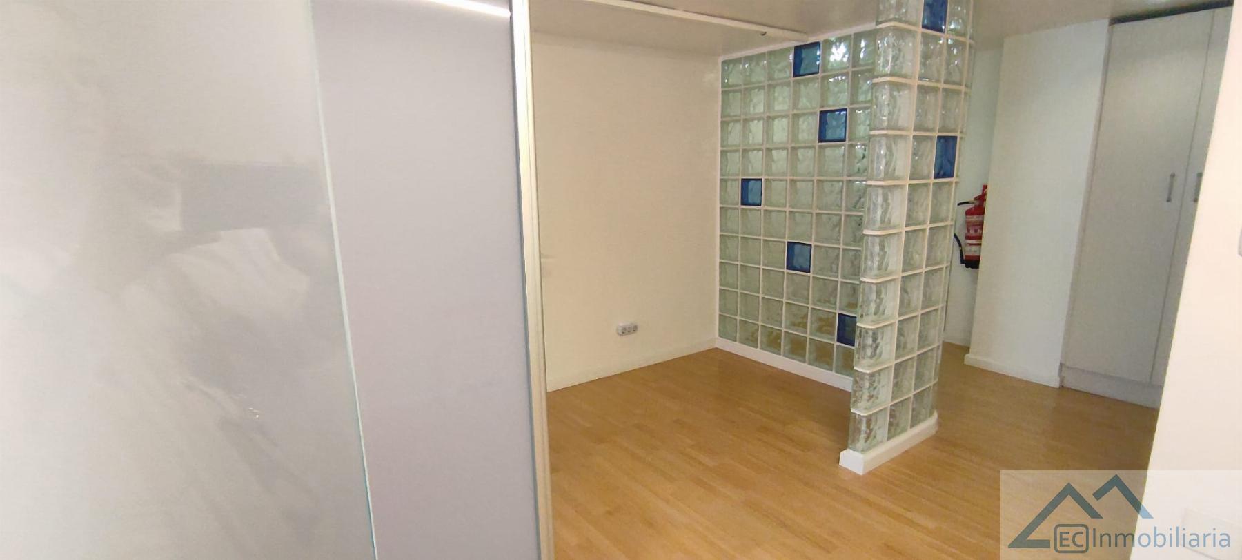 For sale of commercial in Santander