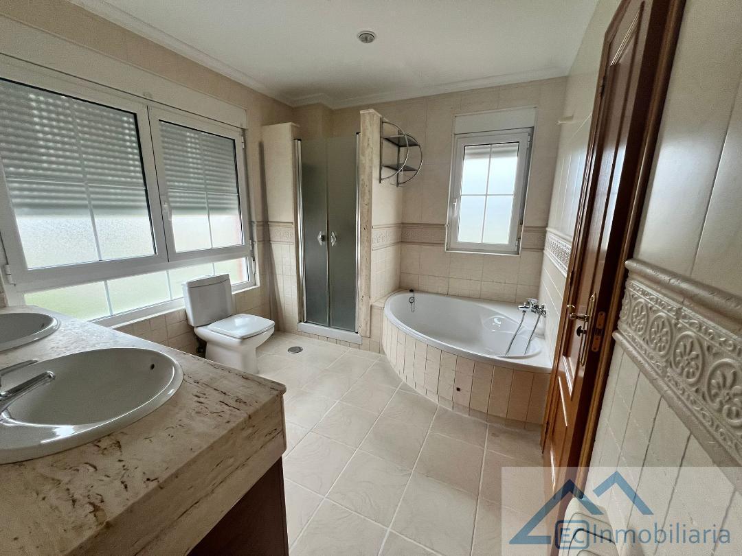 Suite bathroom