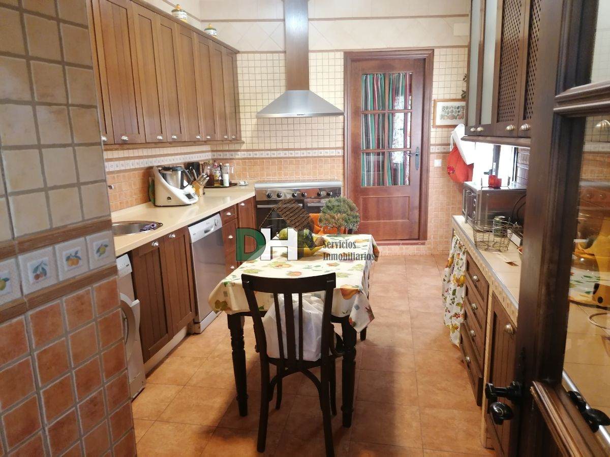 For sale of house in Coria