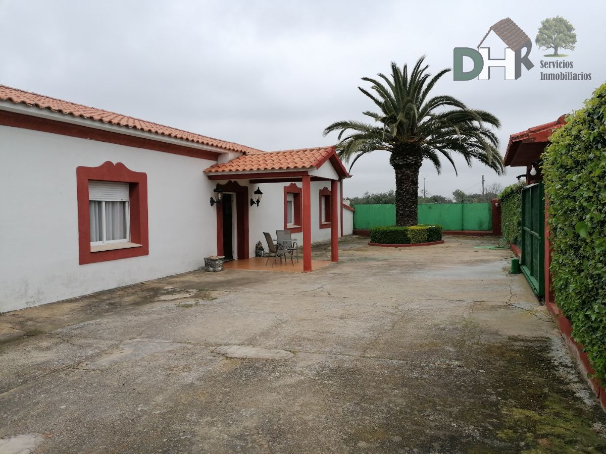 For sale of house in Valencia de Alcántara