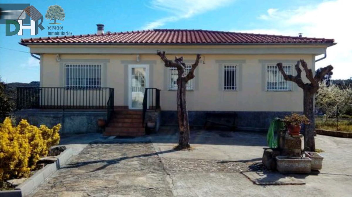 For sale of chalet in Valencia de Alcántara