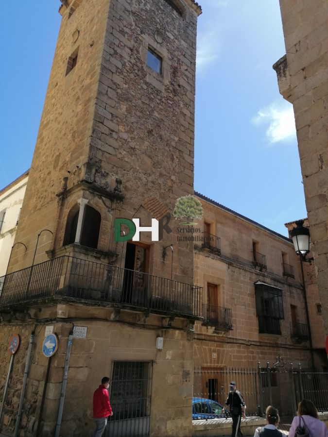 For sale of building in Cáceres