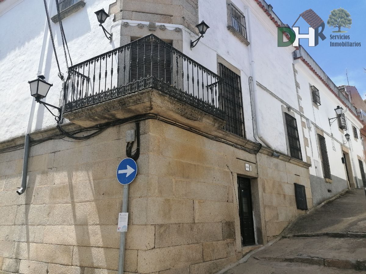 For sale of house in Alcuéscar