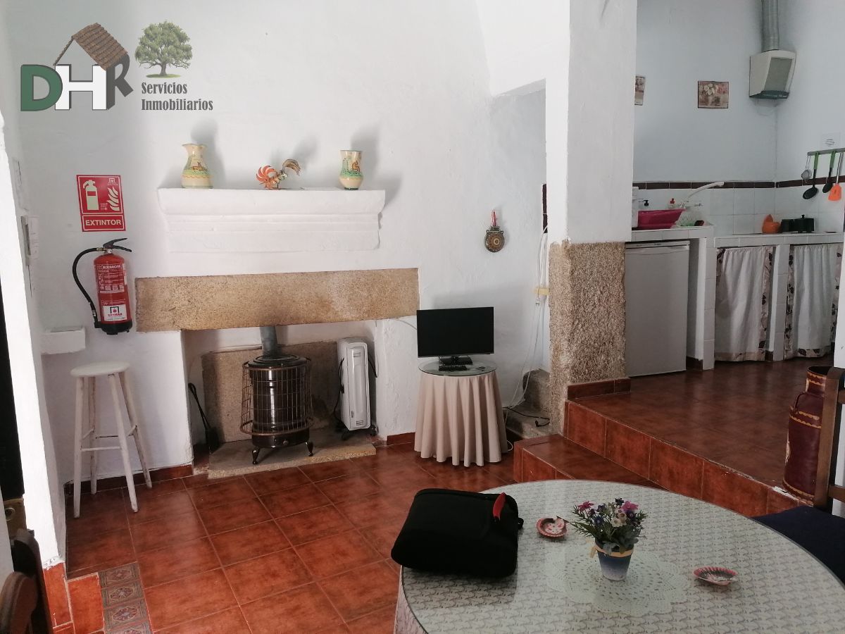 For sale of house in Alcuéscar
