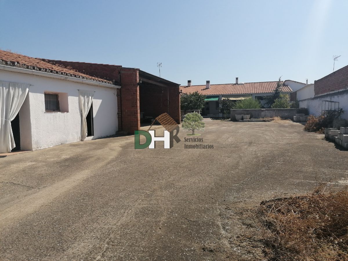 For sale of house in Coria