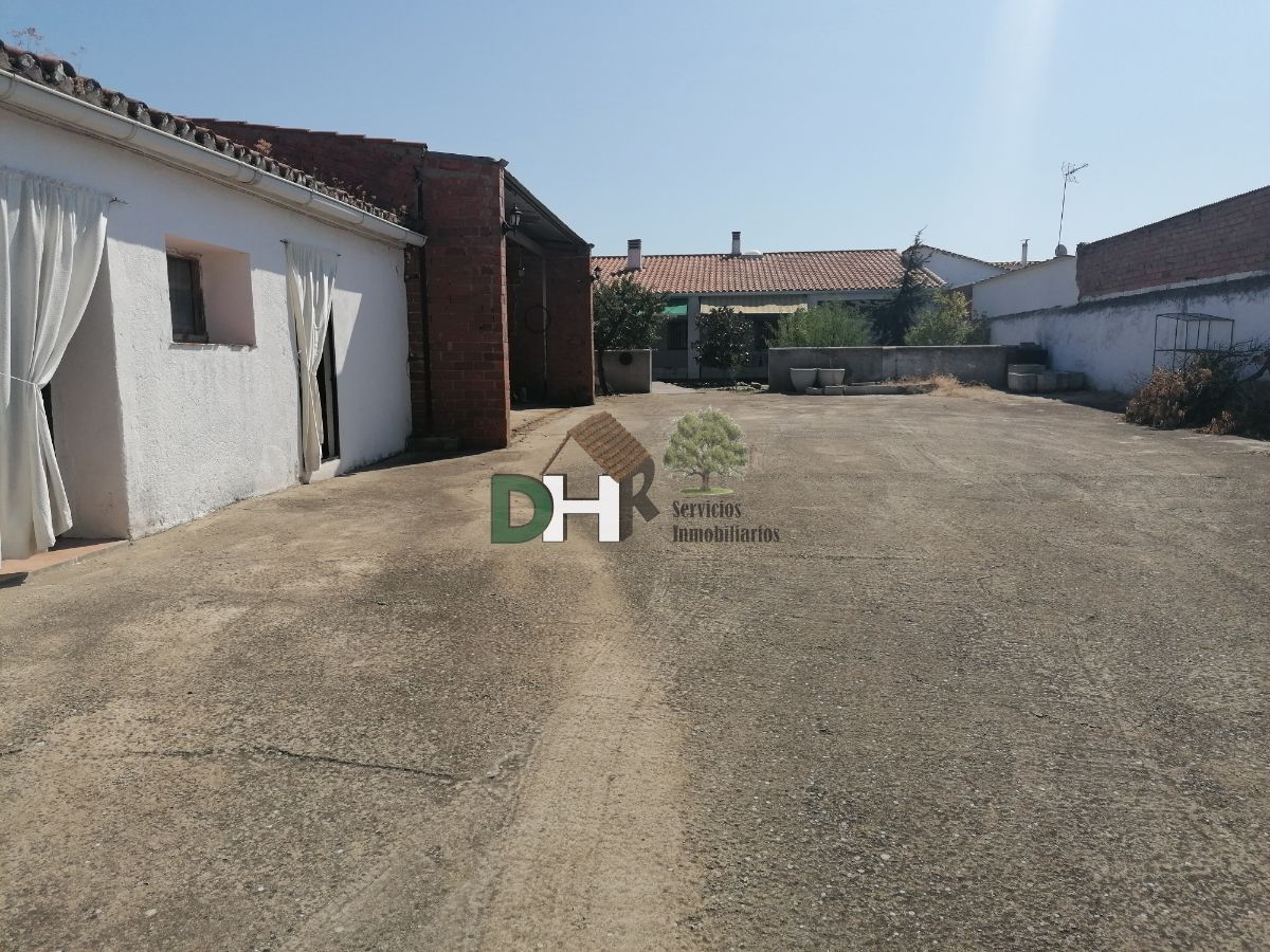 For sale of house in Coria