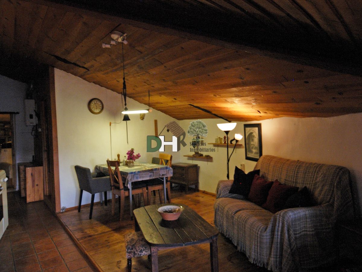 For sale of house in Alcuéscar