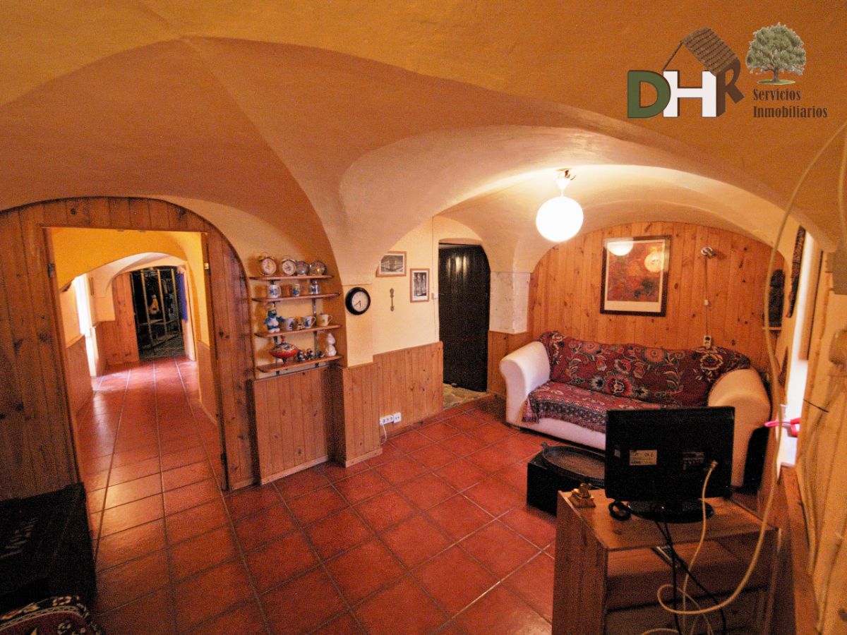 For sale of house in Alcuéscar