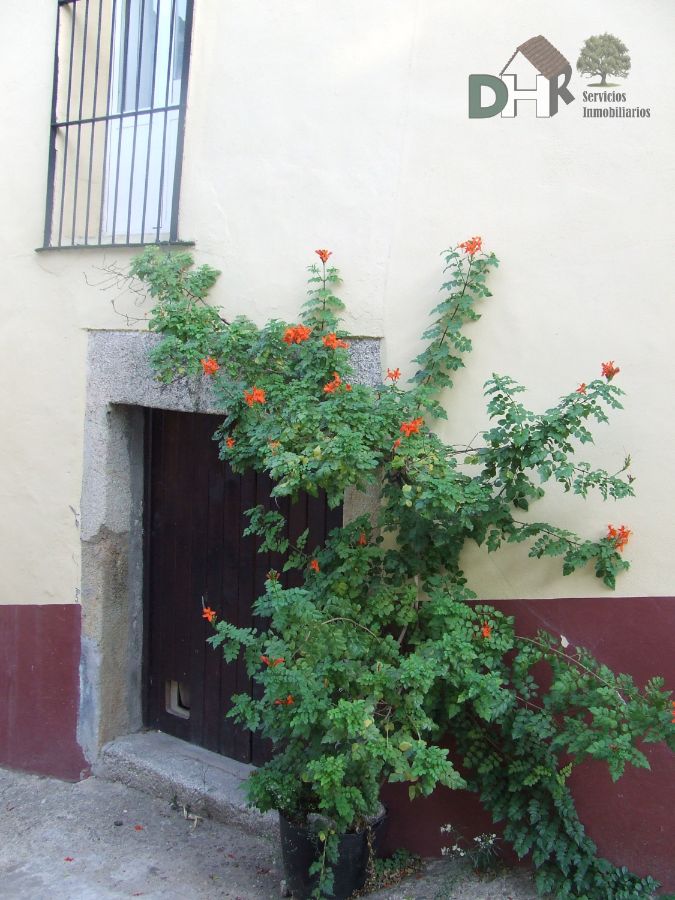 For sale of house in Alcuéscar