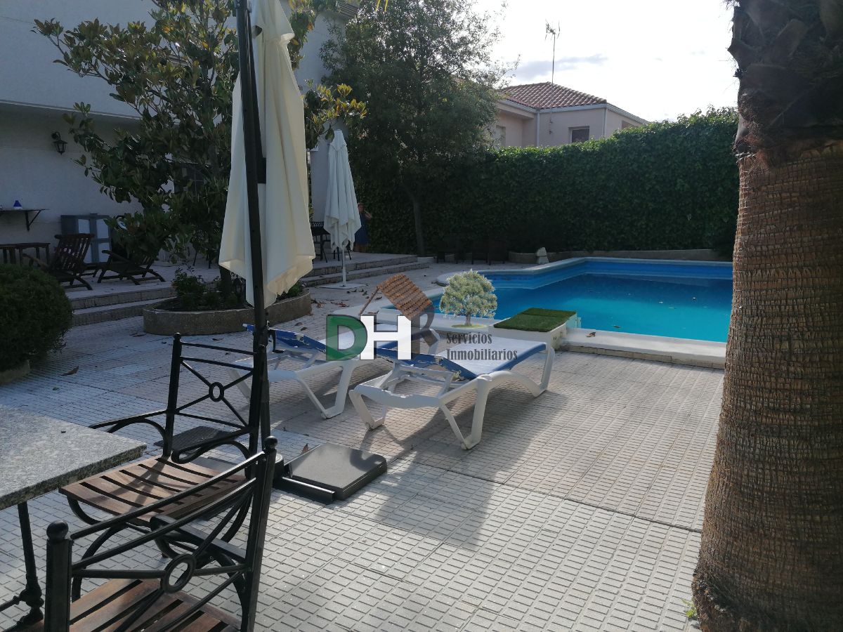 For sale of chalet in Cáceres