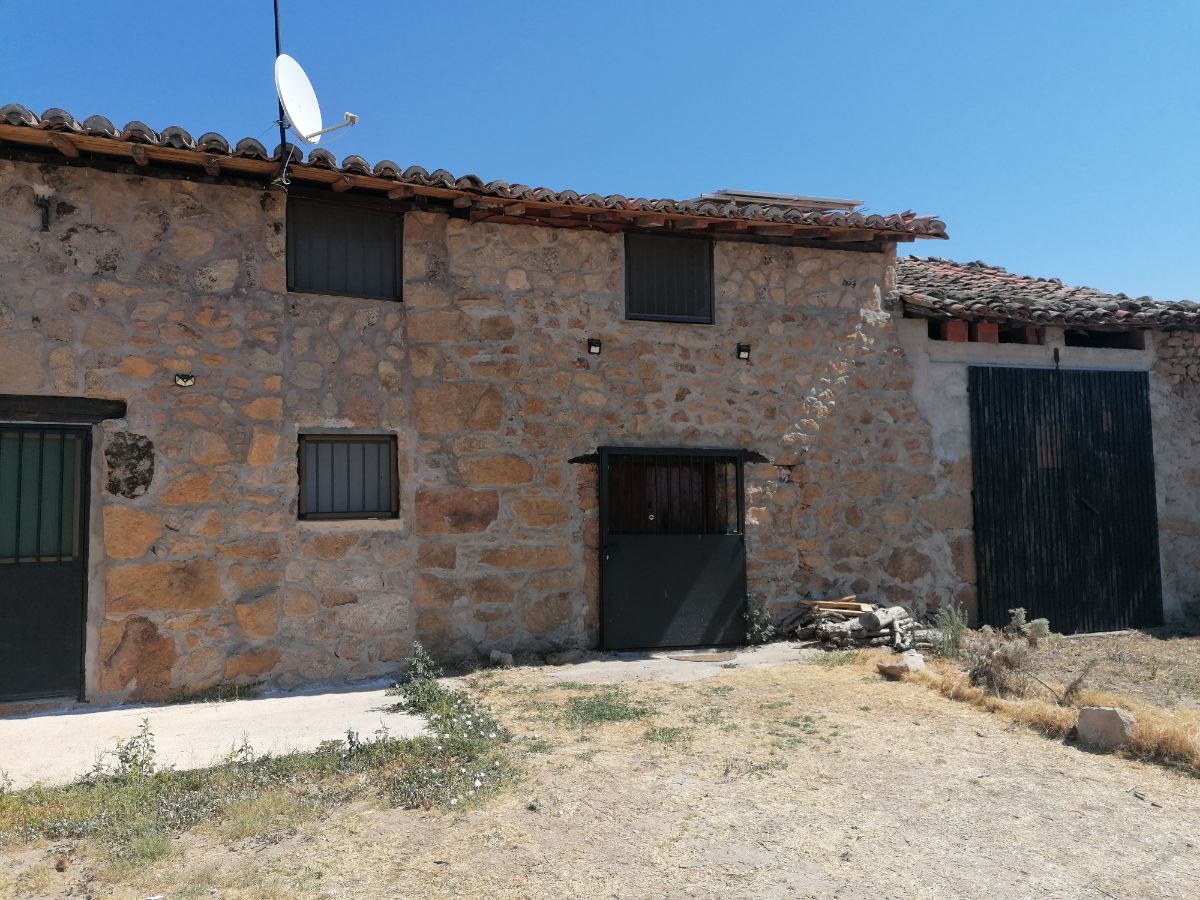 For sale of house in Arroyomolinos de la Vera