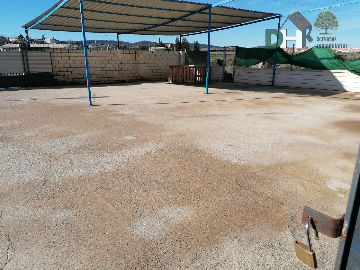 For sale of industrial plant/warehouse in Cáceres