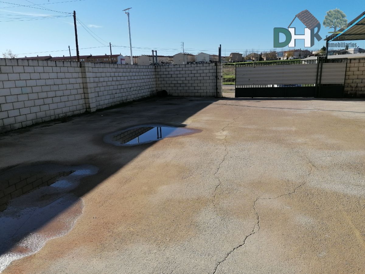 For sale of industrial plant/warehouse in Cáceres